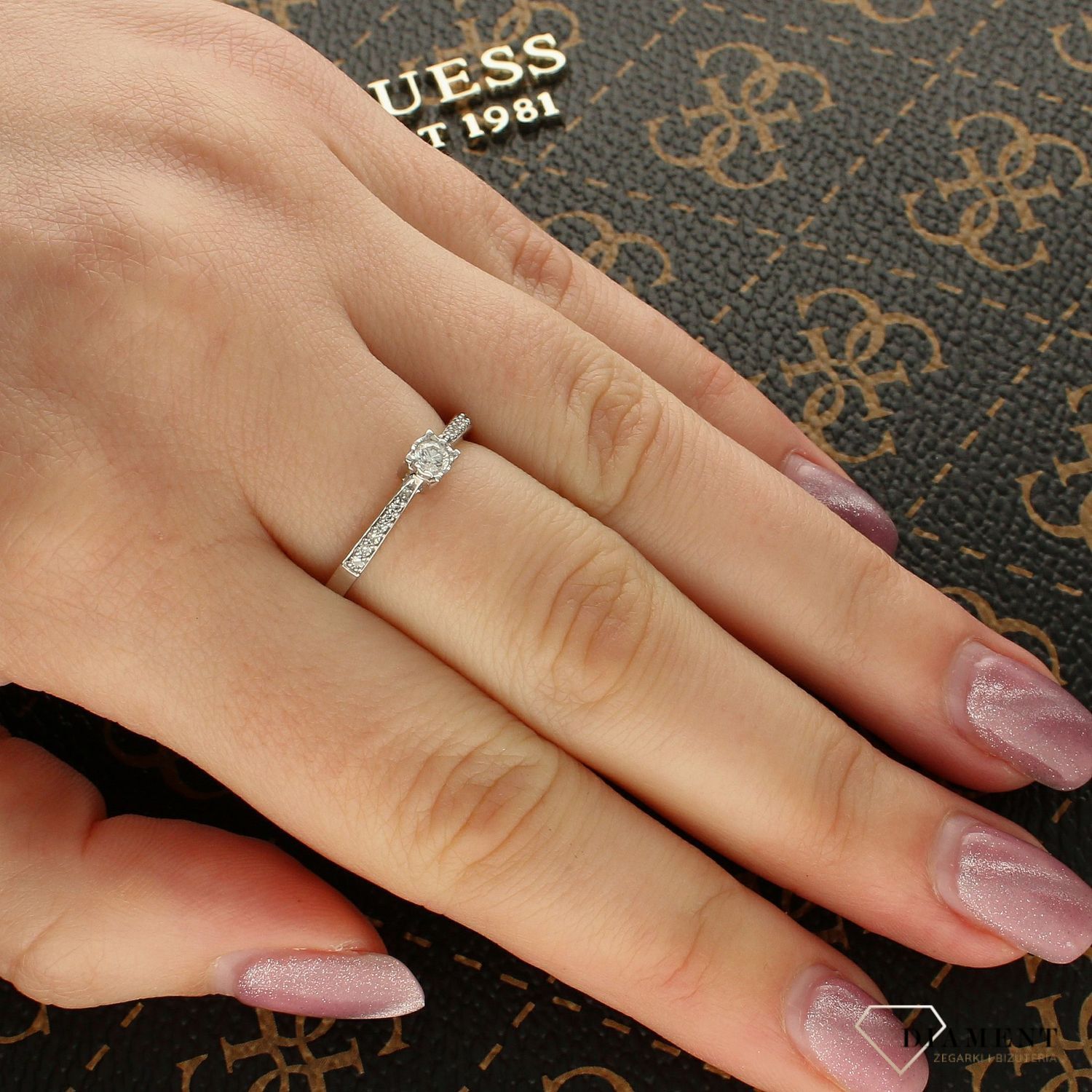 Pierścionek złoty DIAMENT białe złoto, diamenty, ponadczasowy R 3380 W.jpg